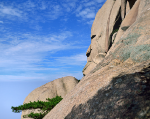 Wan Gong Statue: Mountain forms Lord Wan's profile — majestic and benevolent symbol of Anhui