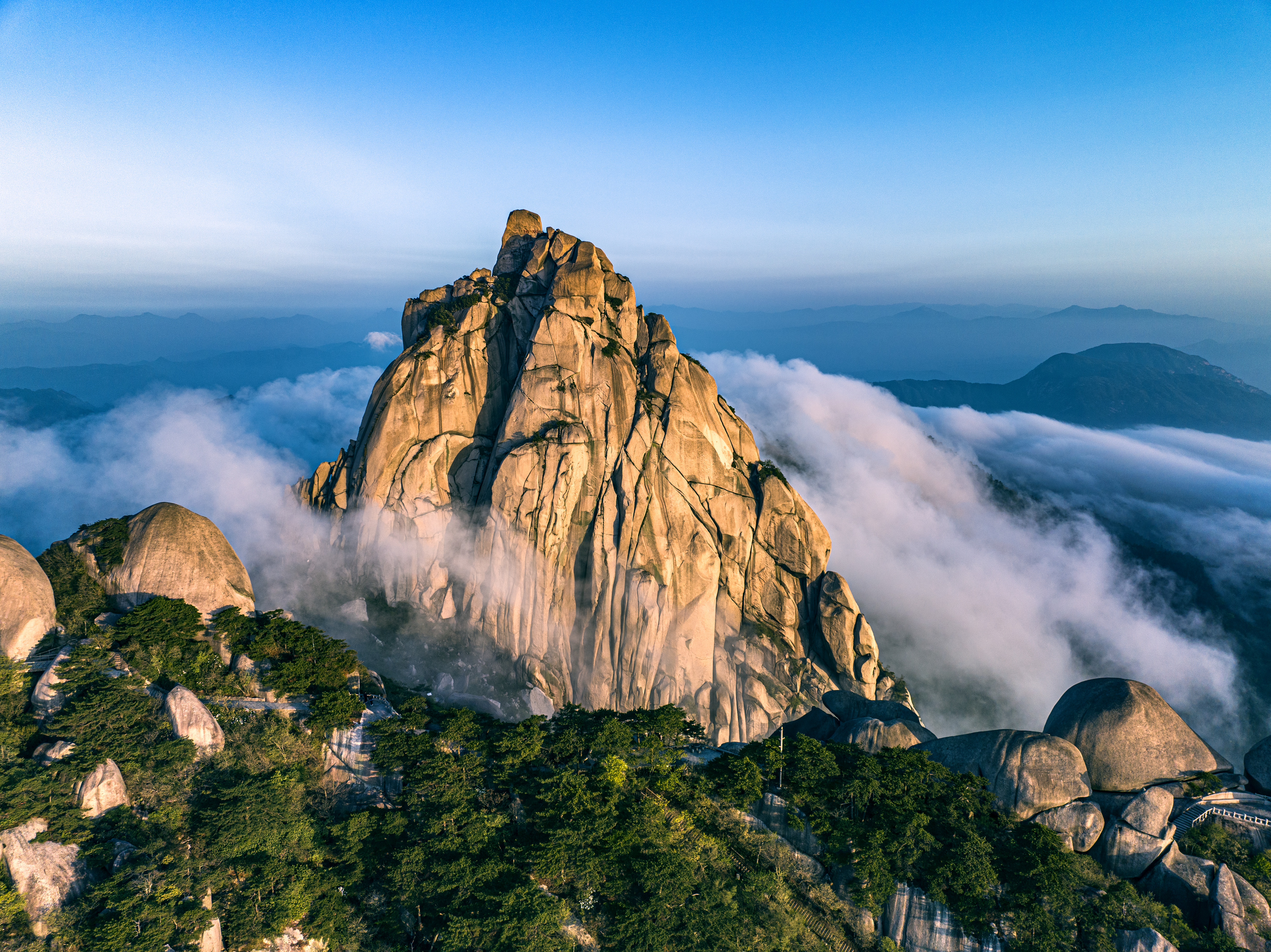 Youth Day | To the New Generation: Keep Climbing and Go See the View from the Summit!