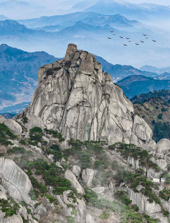 Frame Your Own Cinematic Moment Among Mountains and Seas of Clouds
